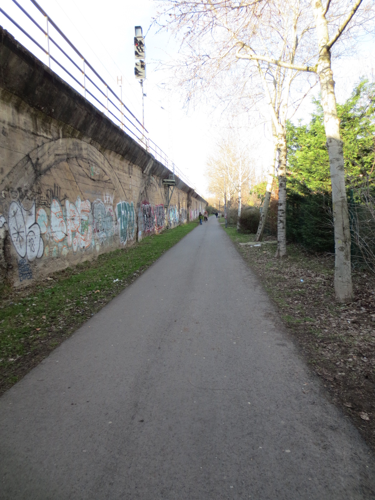 Fahrradinfrastruktur im Umfeld - breite Fuß- und Radwege